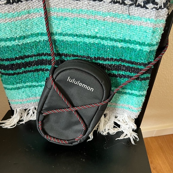 Lululemon phone side body!!📱❤️🖤 - Picture 2 of 7